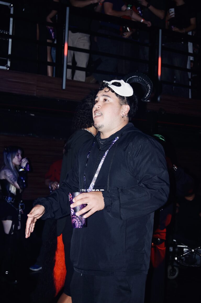 Rapaz de máscara na testa com copo — Sad Baile Joker, Halloween em São Paulo, 17/10/2026
