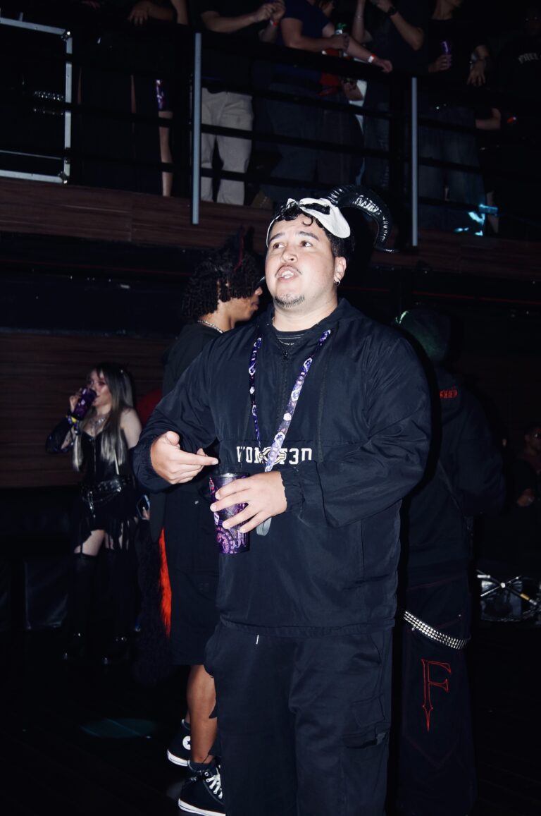 Rapaz de máscara de panda na cabeça — Sad Baile Joker, Halloween em São Paulo, 17/10/2026