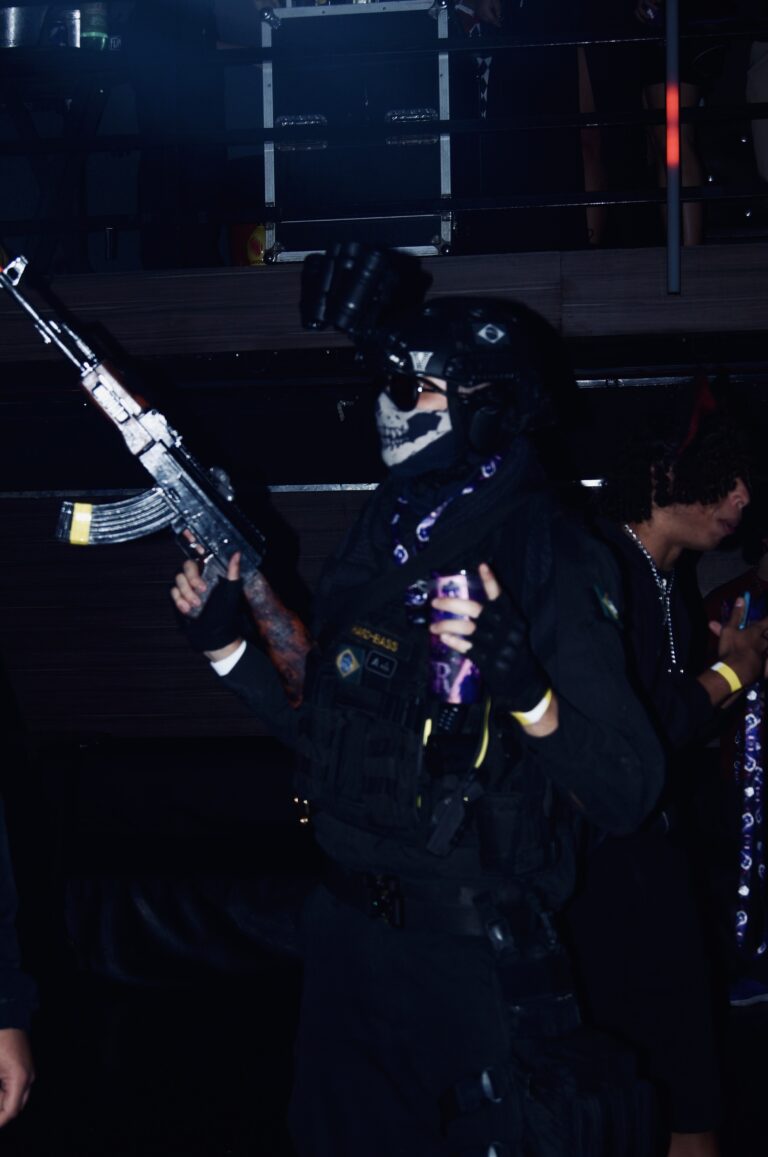 Fantasia de soldado com arma de brinquedo e máscara de caveira — Sad Baile Joker, Halloween em São Paulo, 17/10/2026