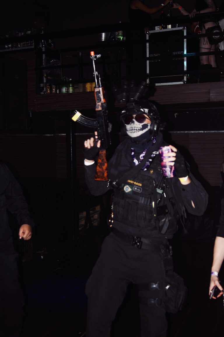 Soldado mascarado com fuzil de brinquedo — Sad Baile Joker, Halloween em São Paulo, 17/10/2026
