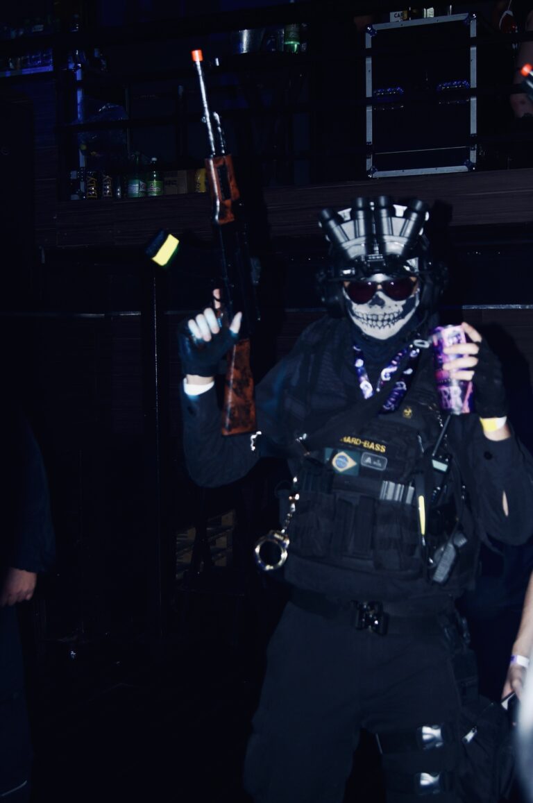 Fantasia tática com máscara de caveira e copo — Sad Baile Joker, Halloween em São Paulo, 17/10/2026