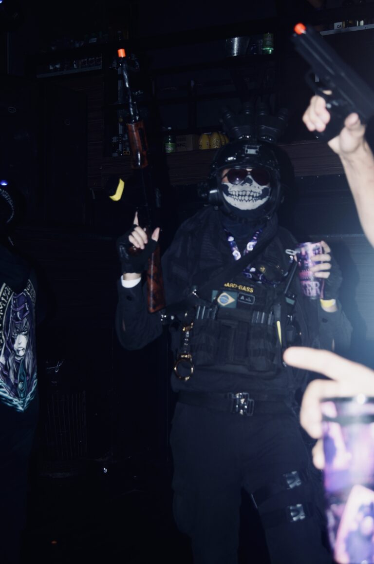 Soldado de máscara aponta arma de brinquedo — Sad Baile Joker, Halloween em São Paulo, 17/10/2026