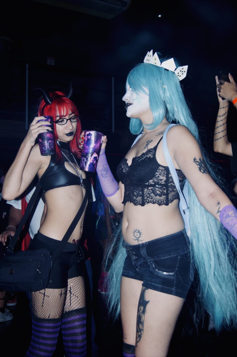 Miku de cabelo azul e amiga de cabelo vermelho — Sad Baile Joker, Halloween em São Paulo, 17/10/2026