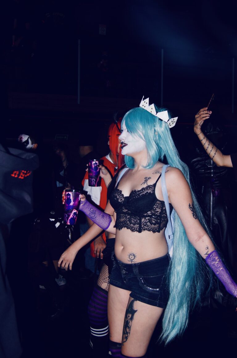 Fantasia de Hatsune Miku com copo Joker — Sad Baile Joker, Halloween em São Paulo, 17/10/2026