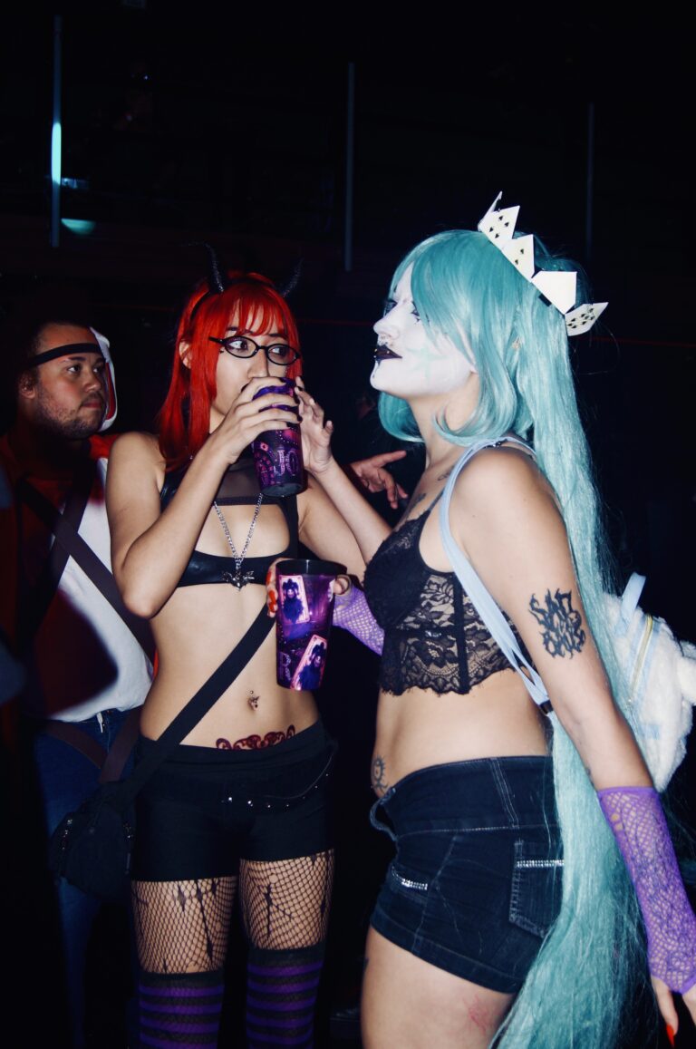 Miku e amiga fantasiada bebem na pista — Sad Baile Joker, Halloween em São Paulo, 17/10/2026