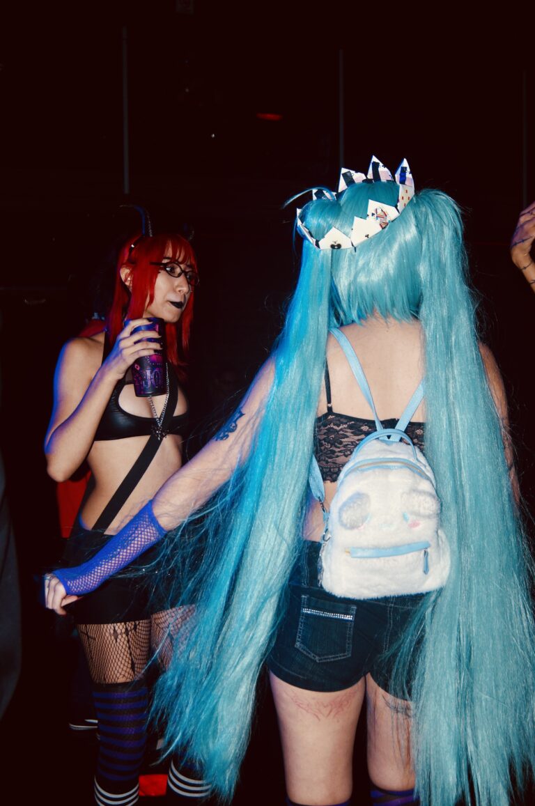 Miku de costas com mochila branca — Sad Baile Joker, Halloween em São Paulo, 17/10/2026