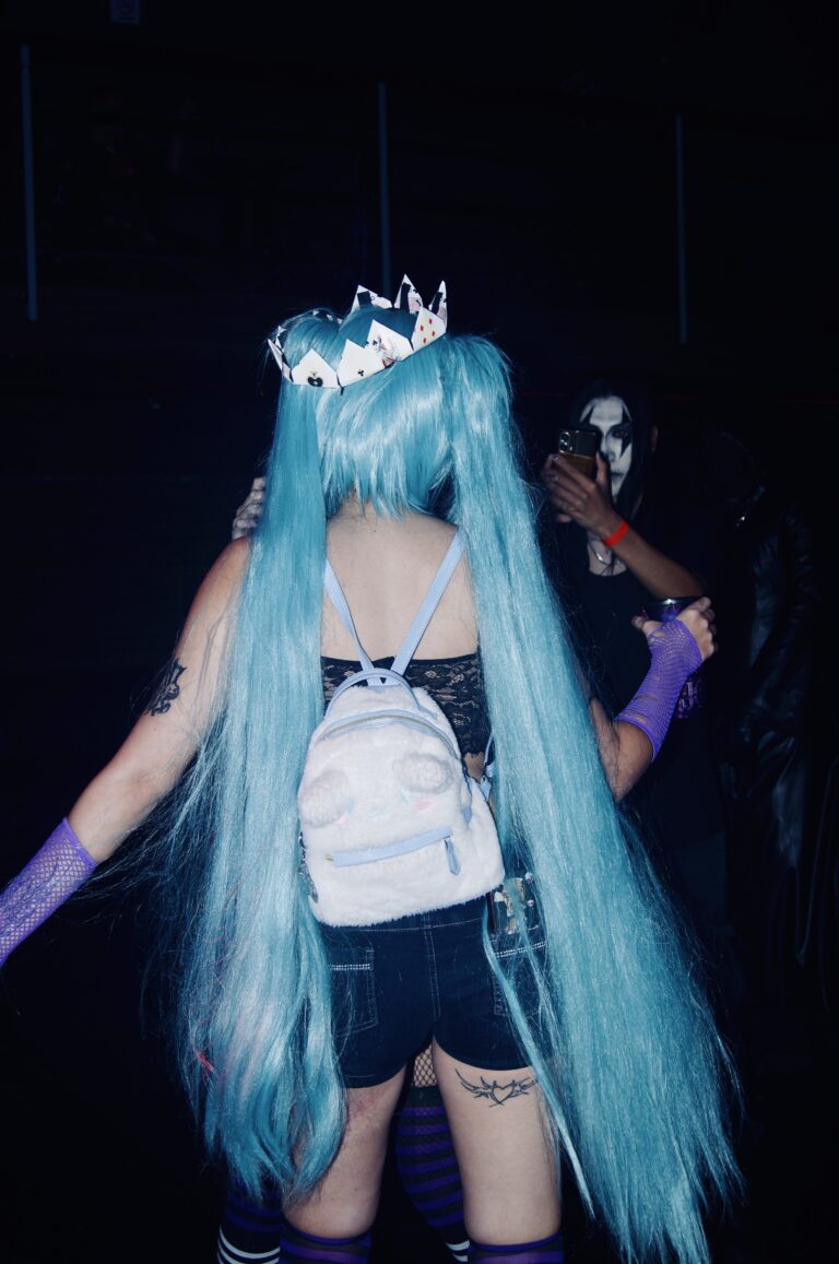 Peruca azul comprida vista de costas — Sad Baile Joker, Halloween em São Paulo, 17/10/2026