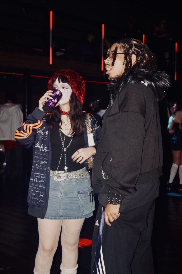 Garota de cabelo vermelho e amigo de jaqueta preta — Sad Baile Joker, Halloween em São Paulo, 17/10/2026