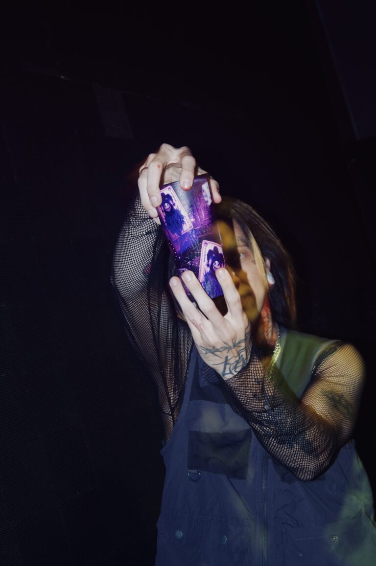 DJ ergue a garrafa de energético — Sad Baile Joker, Halloween em São Paulo, 17/10/2026