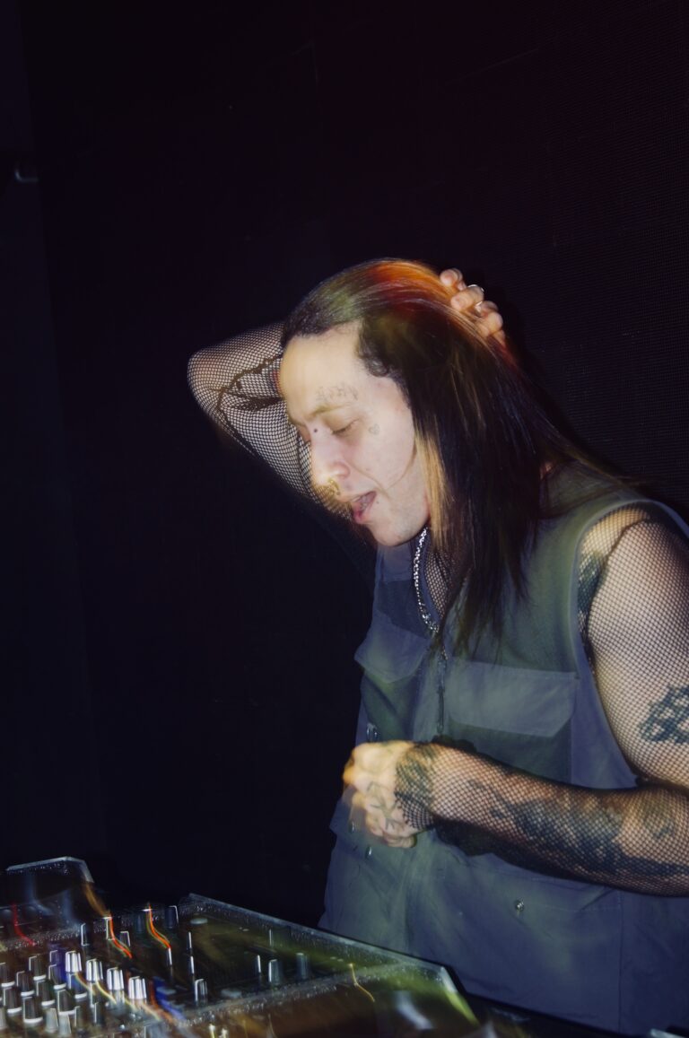 DJ de cabelo comprido ajeita o cabelo — Sad Baile Joker, Halloween em São Paulo, 17/10/2026