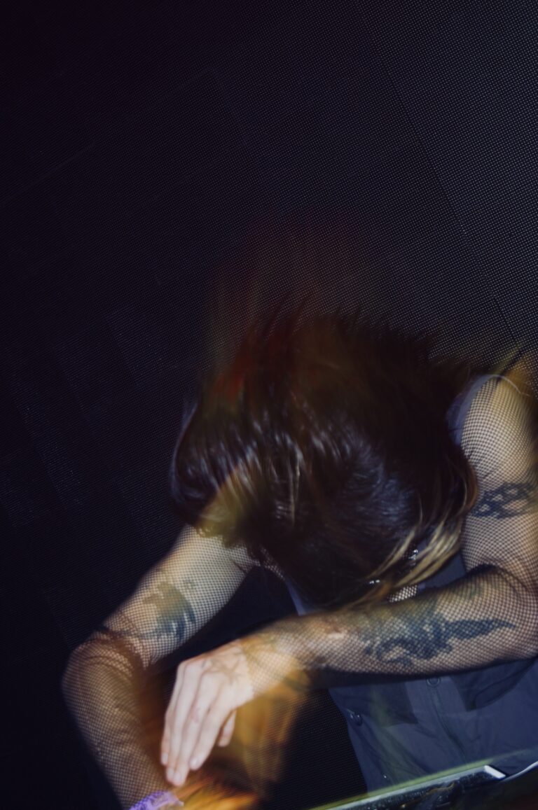 DJ em movimento com o cabelo esvoaçando — Sad Baile Joker, Halloween em São Paulo, 17/10/2026
