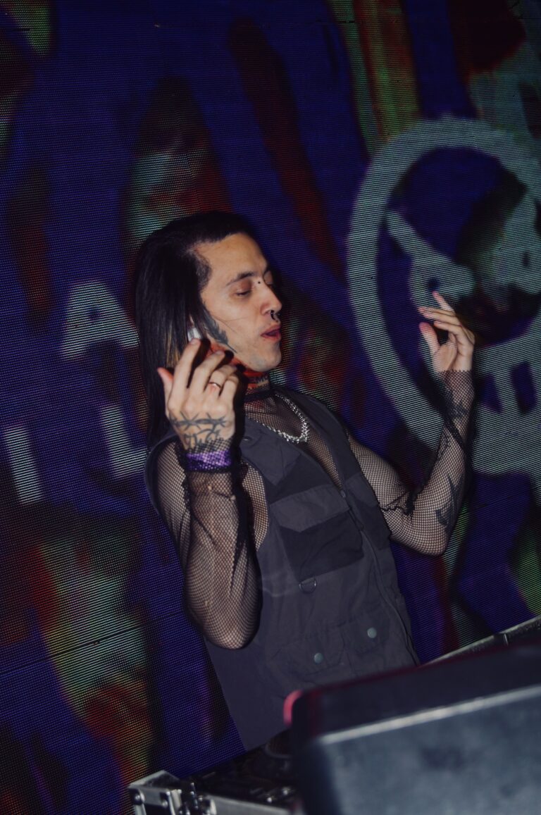 DJ fala ao celular na cabine — Sad Baile Joker, Halloween em São Paulo, 17/10/2026