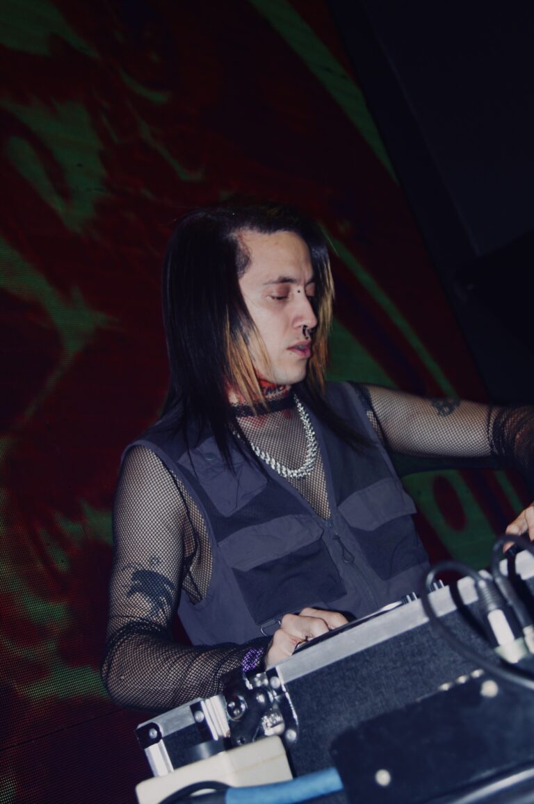 DJ de colete de tela mixando — Sad Baile Joker, Halloween em São Paulo, 17/10/2026