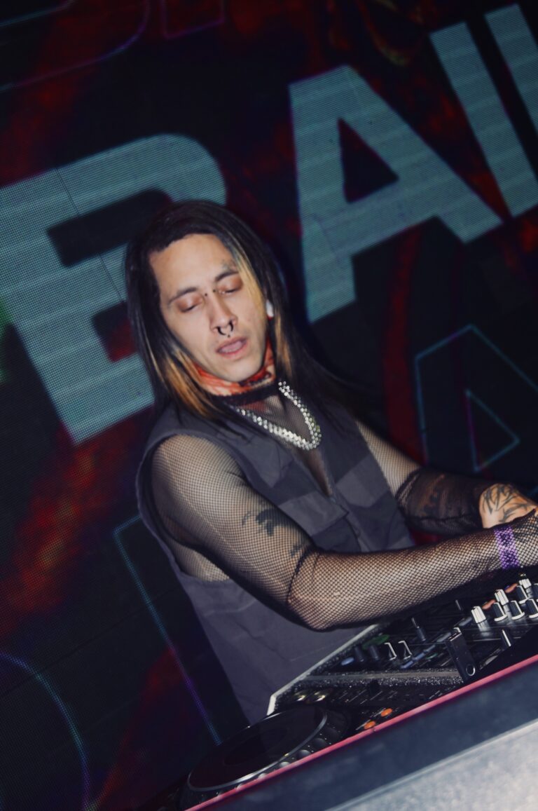 DJ de cabelo comprido com o letreiro da Sad Baile — Sad Baile Joker, Halloween em São Paulo, 17/10/2026
