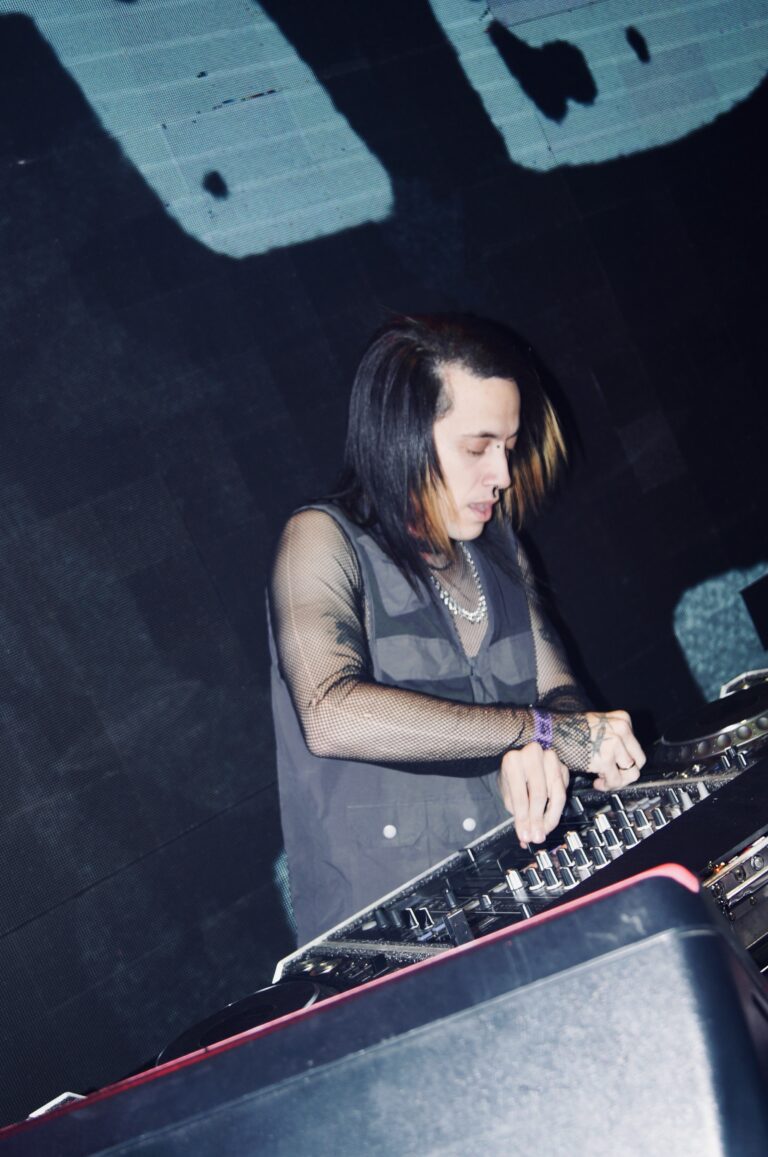 DJ de cabelo comprido diante do telão — Sad Baile Joker, Halloween em São Paulo, 17/10/2026