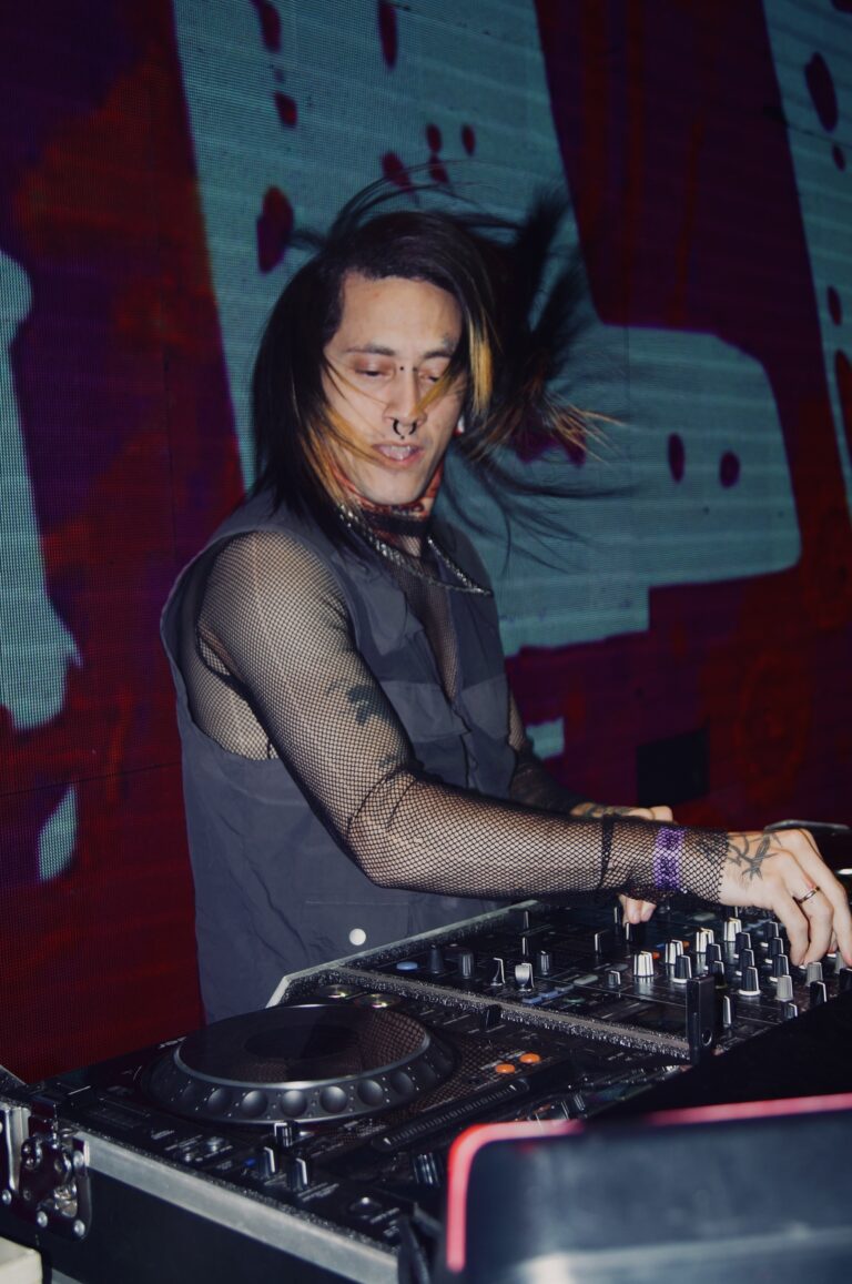 DJ mixando diante do telão vermelho — Sad Baile Joker, Halloween em São Paulo, 17/10/2026