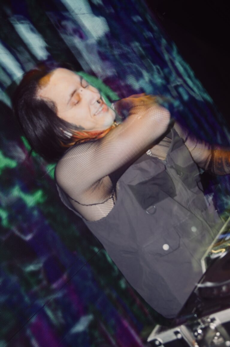 DJ de cabelo comprido com efeito de movimento — Sad Baile Joker, Halloween em São Paulo, 17/10/2026