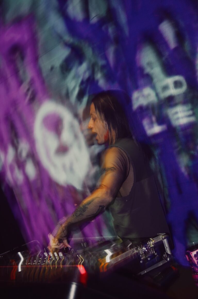 DJ diante do telão roxo — Sad Baile Joker, Halloween em São Paulo, 17/10/2026