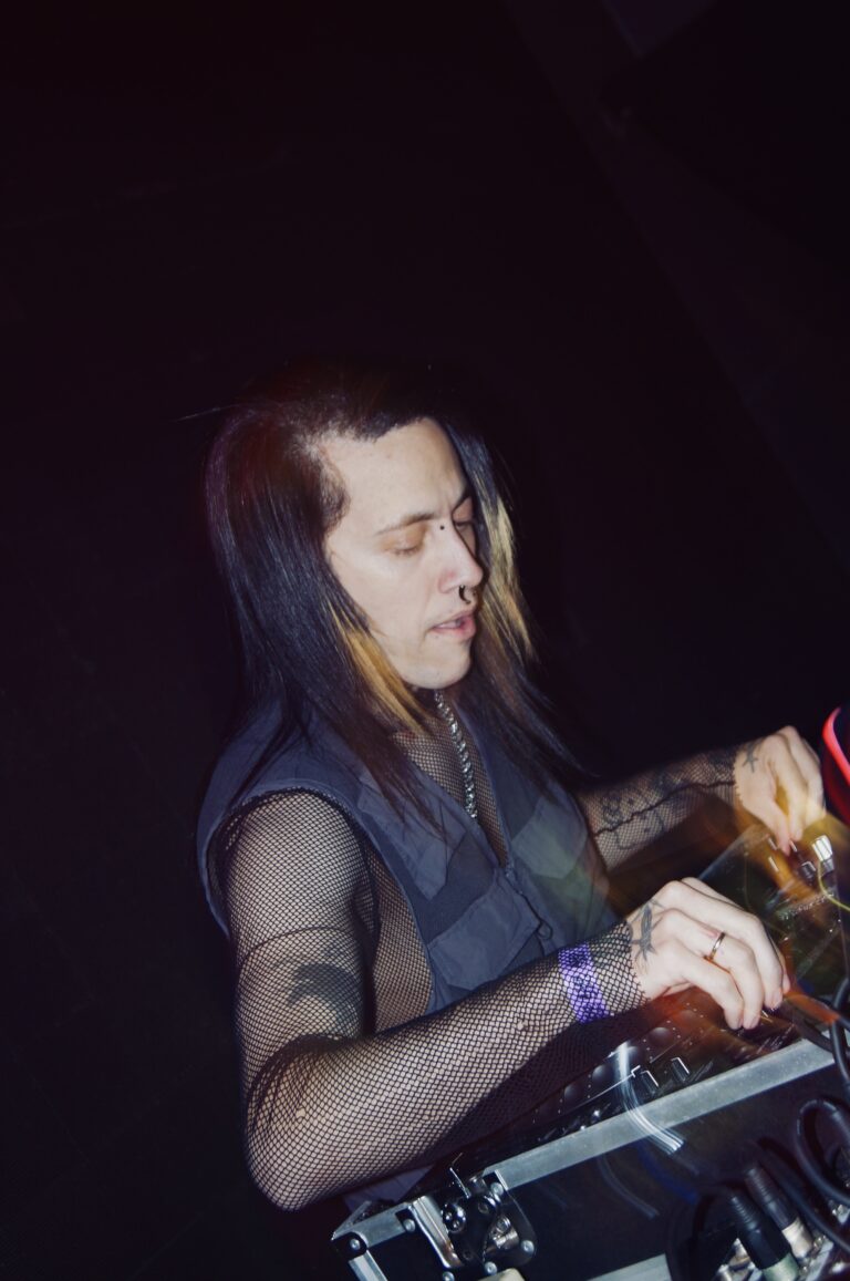 DJ de colete de tela concentrado — Sad Baile Joker, Halloween em São Paulo, 17/10/2026