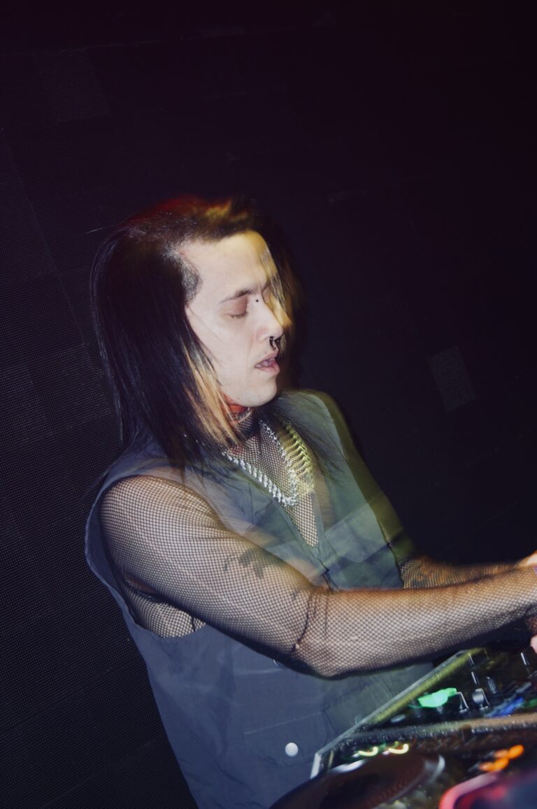 DJ de cabelo comprido mexe nos botões — Sad Baile Joker, Halloween em São Paulo, 17/10/2026
