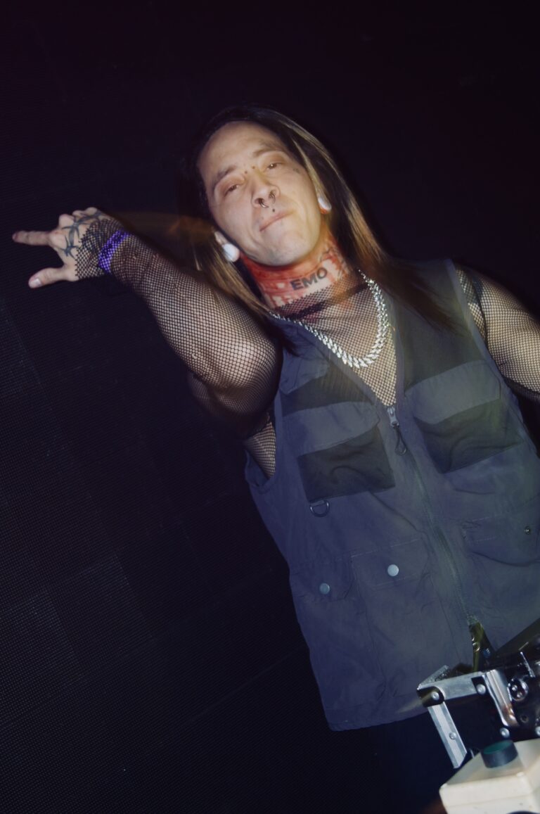 DJ ergue o braço sorrindo — Sad Baile Joker, Halloween em São Paulo, 17/10/2026