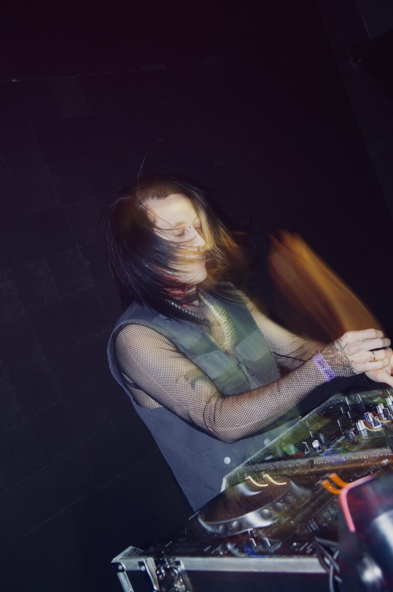 DJ balança a cabeça no set — Sad Baile Joker, Halloween em São Paulo, 17/10/2026