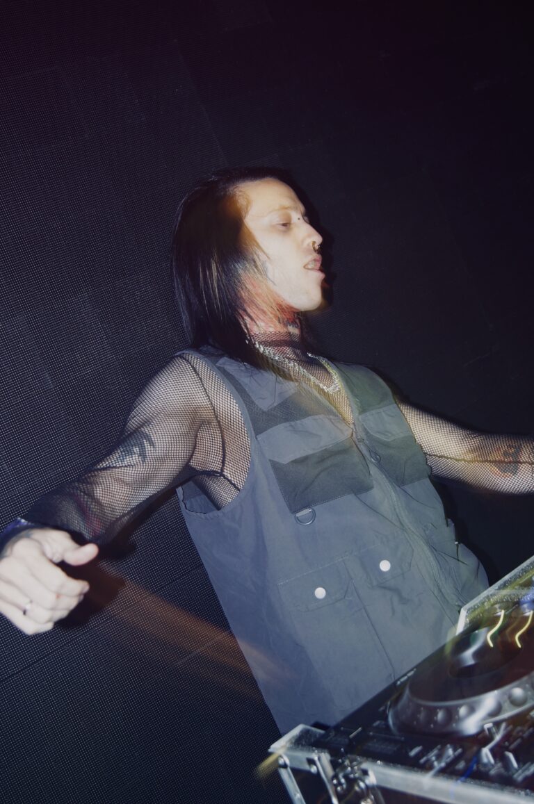 DJ de colete gira o corpo no set — Sad Baile Joker, Halloween em São Paulo, 17/10/2026