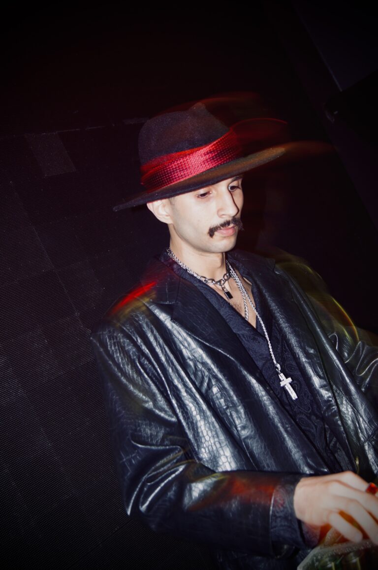 DJ de chapéu e bigode na cabine — Sad Baile Joker, Halloween em São Paulo, 17/10/2026