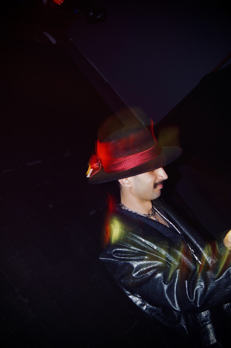 DJ de chapéu em movimento — Sad Baile Joker, Halloween em São Paulo, 17/10/2026