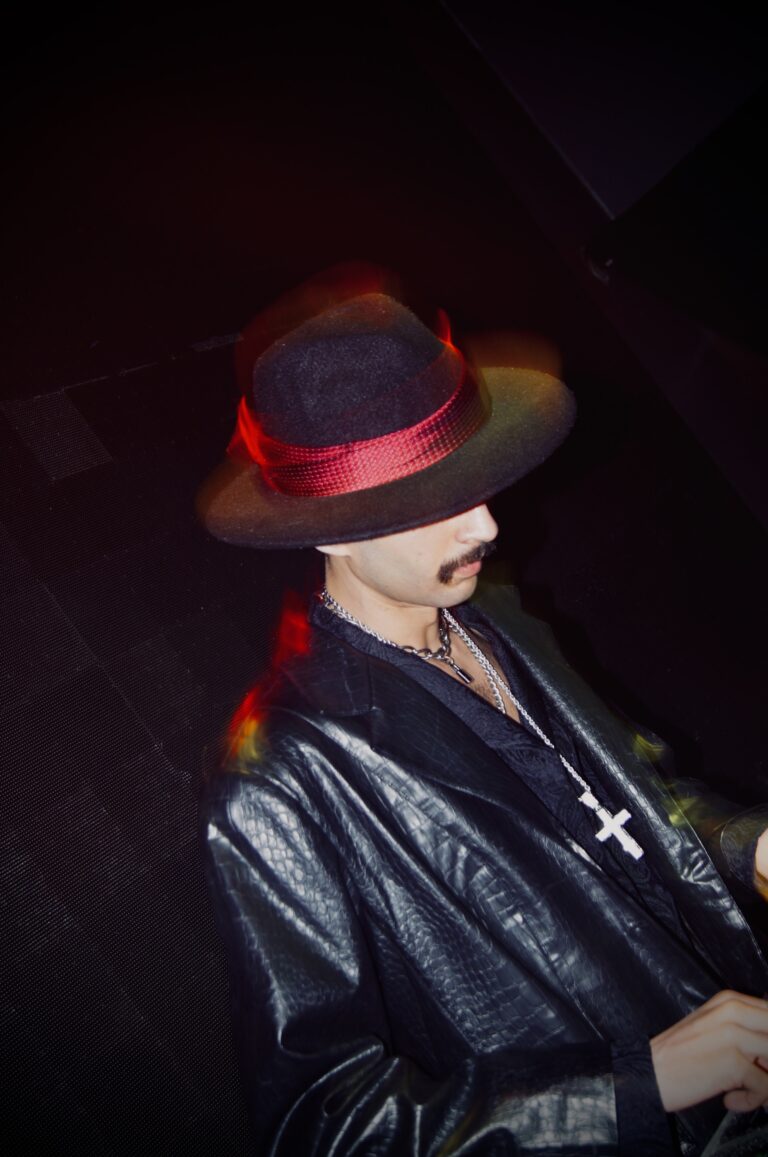 DJ de chapéu com crucifixo e jaqueta de couro — Sad Baile Joker, Halloween em São Paulo, 17/10/2026