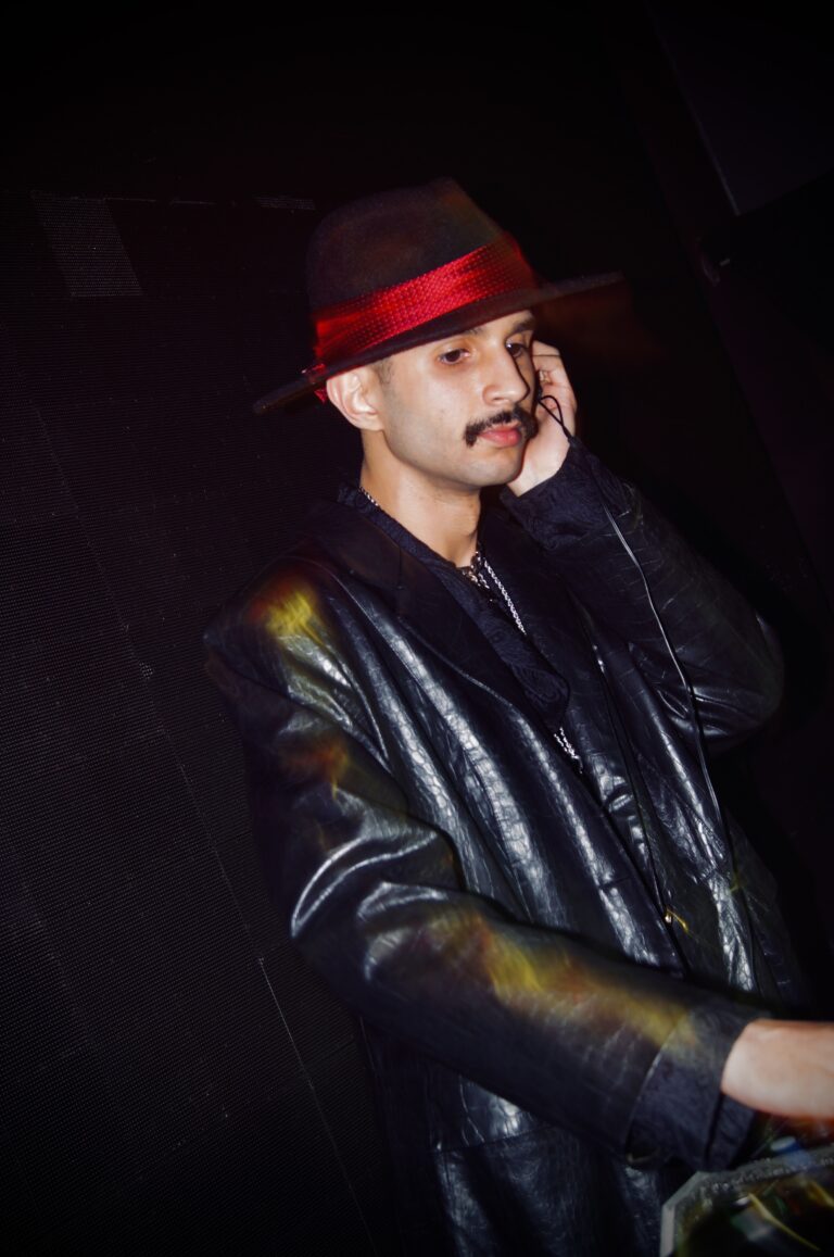 DJ de chapéu com a mão no rosto — Sad Baile Joker, Halloween em São Paulo, 17/10/2026