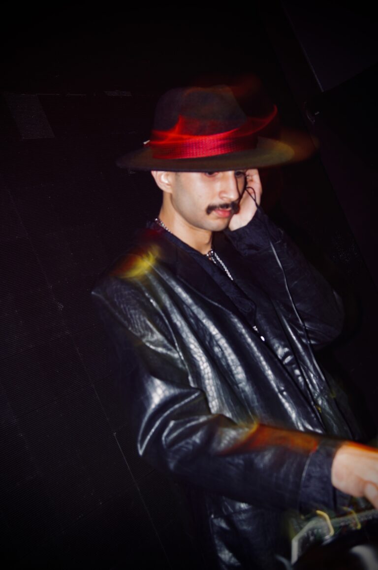 DJ de chapéu ajeita o bigode — Sad Baile Joker, Halloween em São Paulo, 17/10/2026
