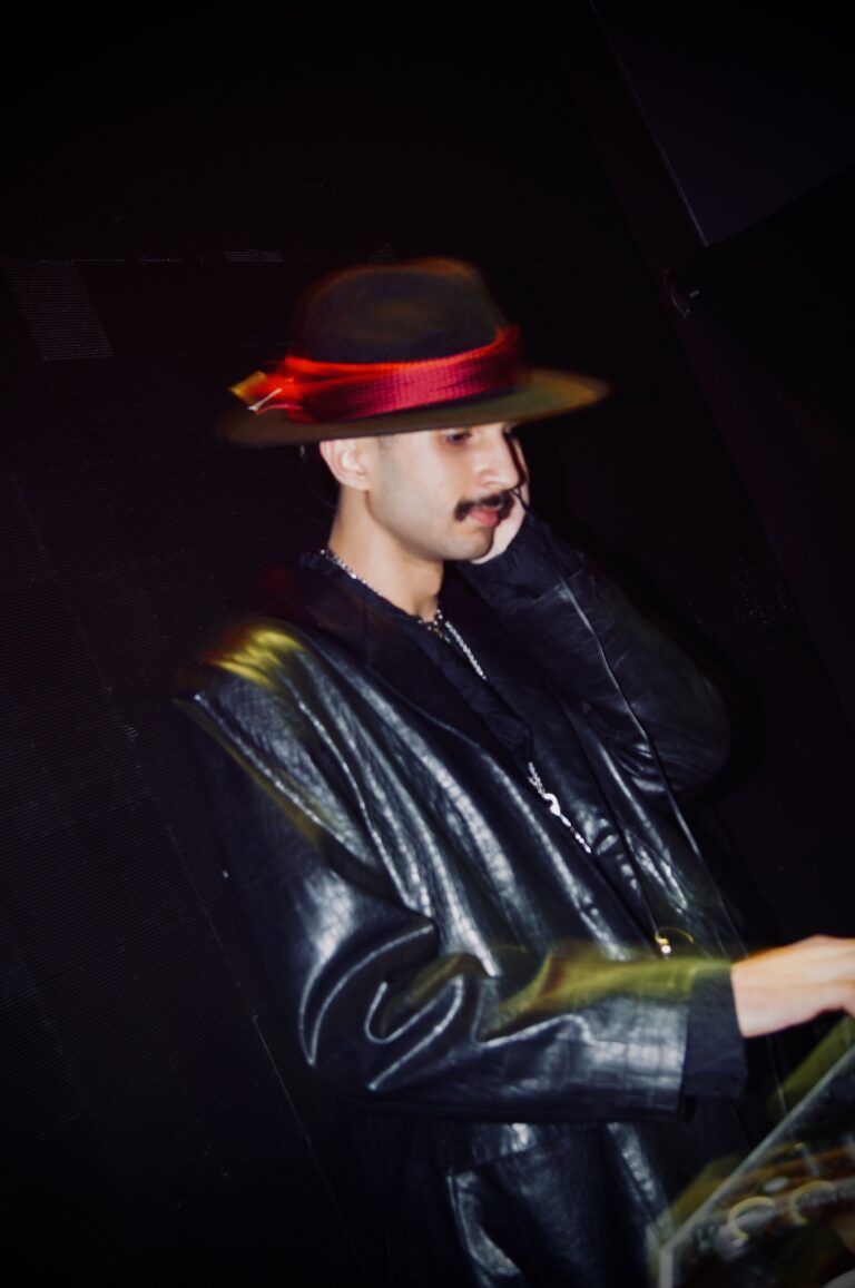 DJ de chapéu olha para a pista — Sad Baile Joker, Halloween em São Paulo, 17/10/2026
