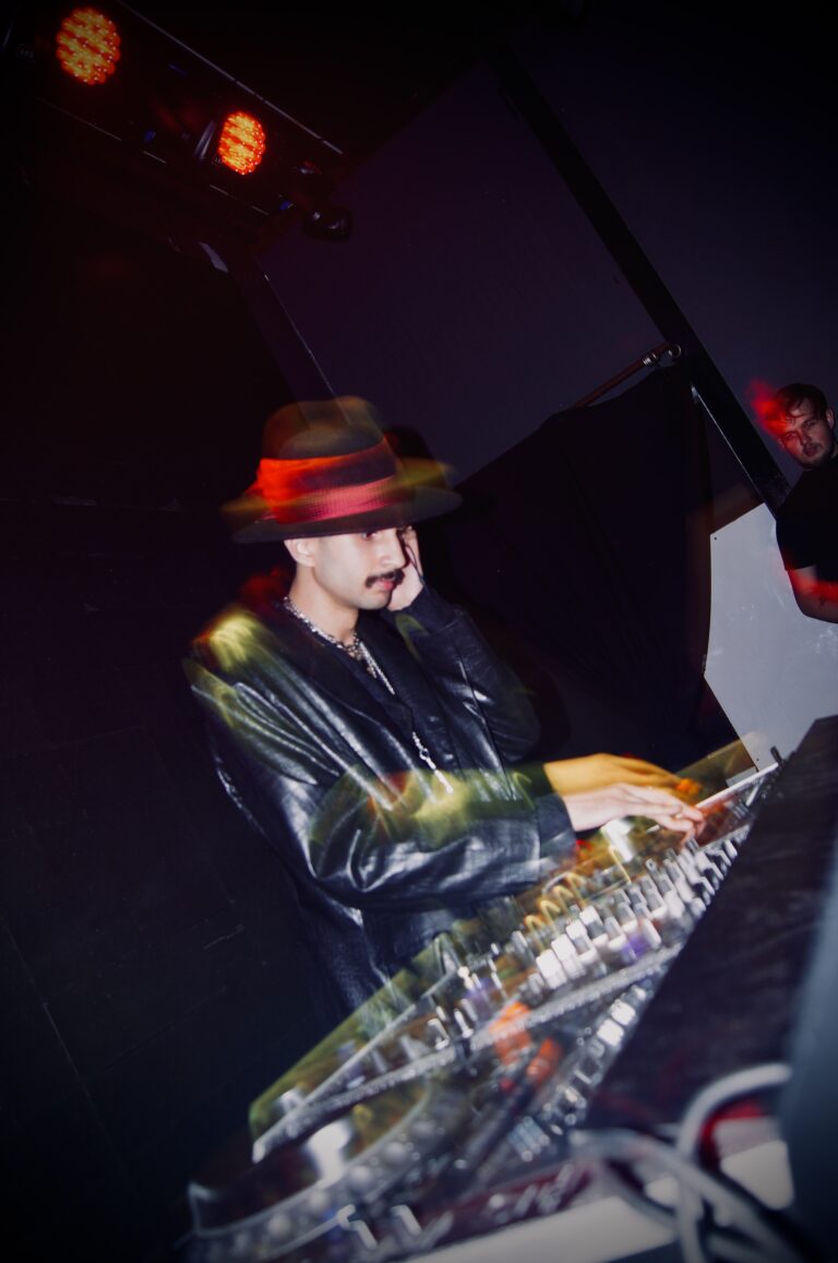 DJ de chapéu sob luz laranja — Sad Baile Joker, Halloween em São Paulo, 17/10/2026