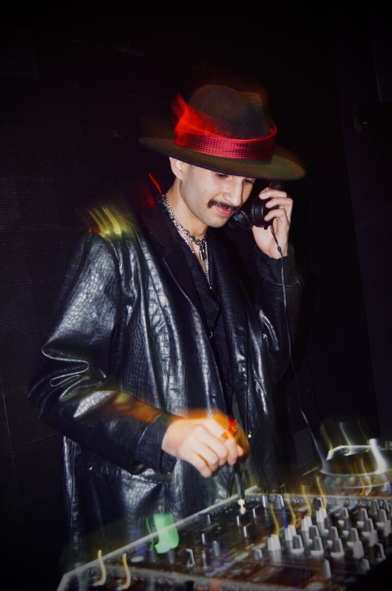 DJ de chapéu ao celular nos controles — Sad Baile Joker, Halloween em São Paulo, 17/10/2026