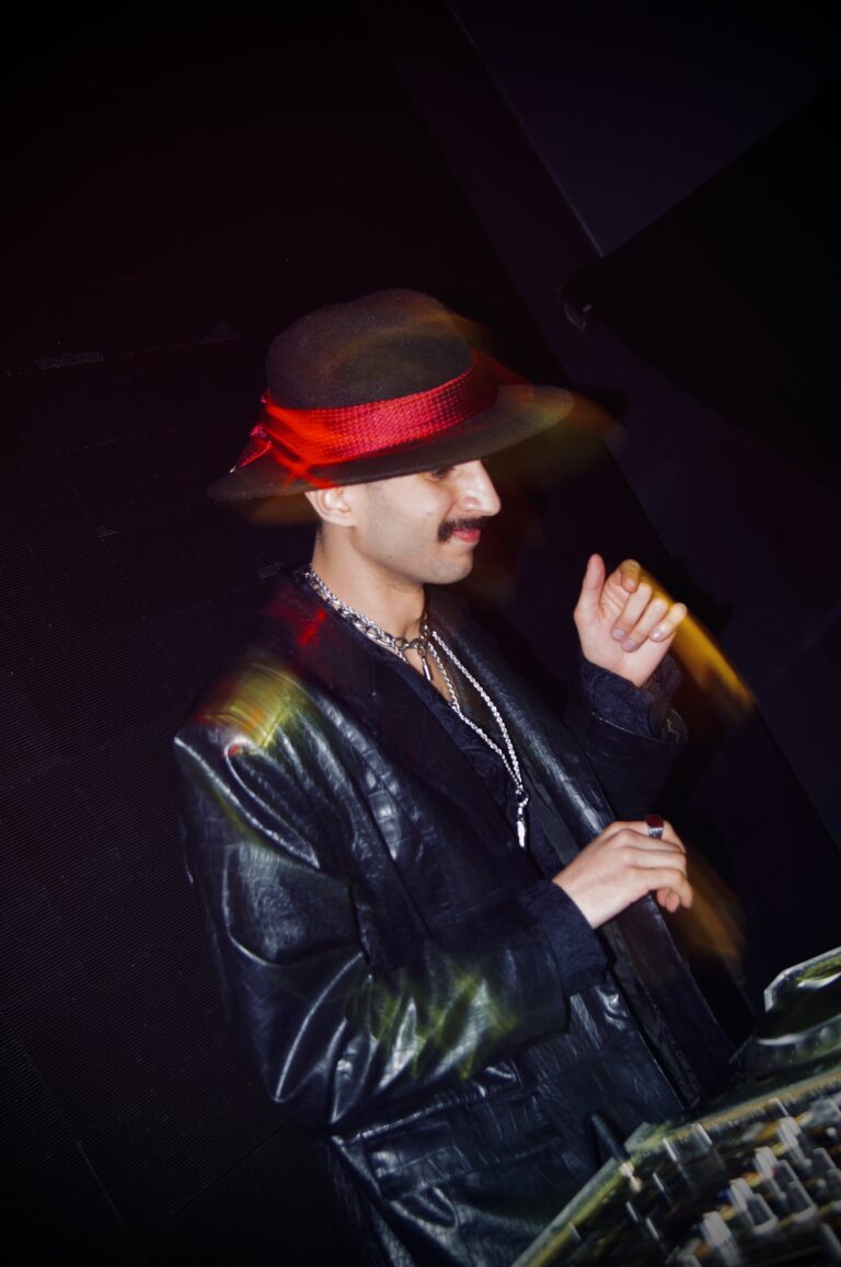 DJ de chapéu sorri e faz gesto com a mão — Sad Baile Joker, Halloween em São Paulo, 17/10/2026