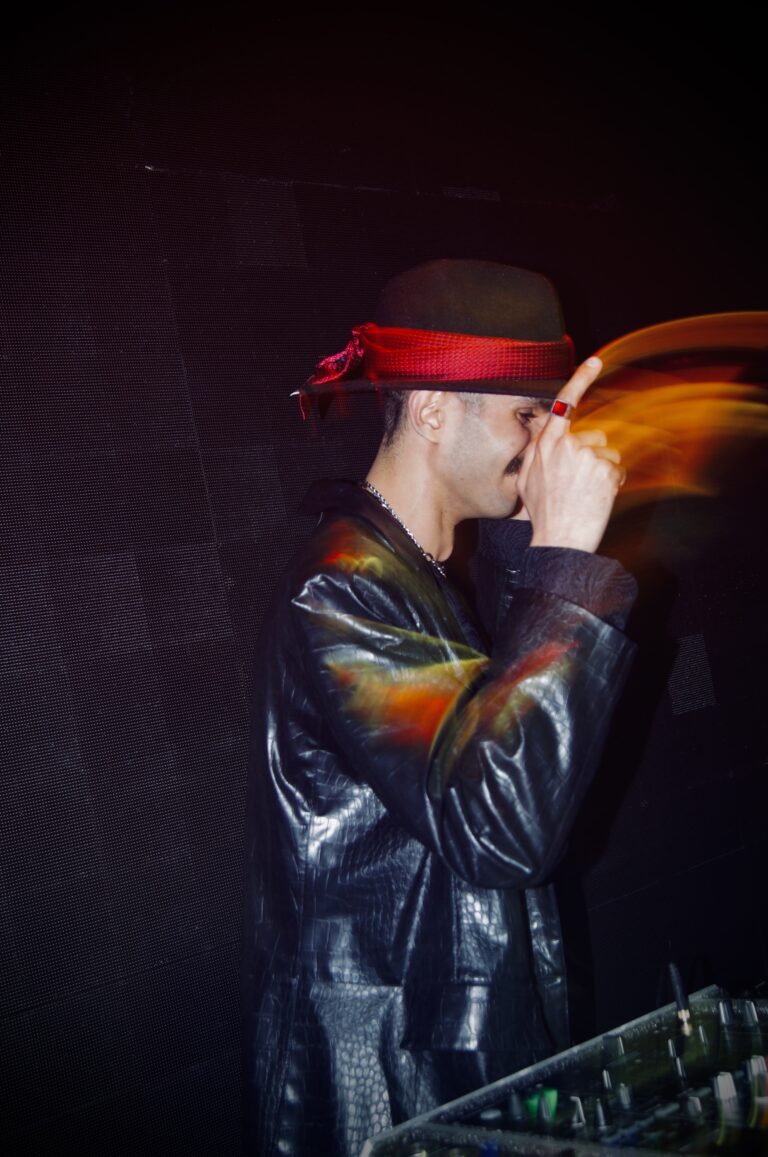 DJ de chapéu com rastro de luz — Sad Baile Joker, Halloween em São Paulo, 17/10/2026