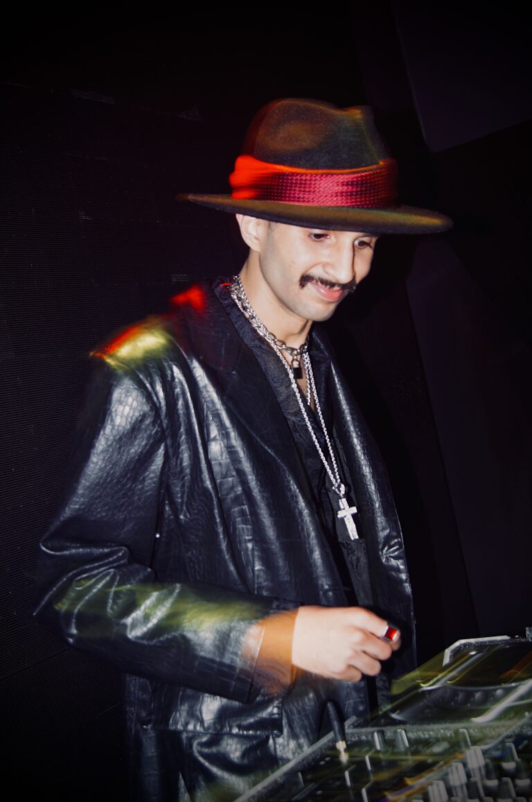 DJ de chapéu sorri olhando para baixo — Sad Baile Joker, Halloween em São Paulo, 17/10/2026