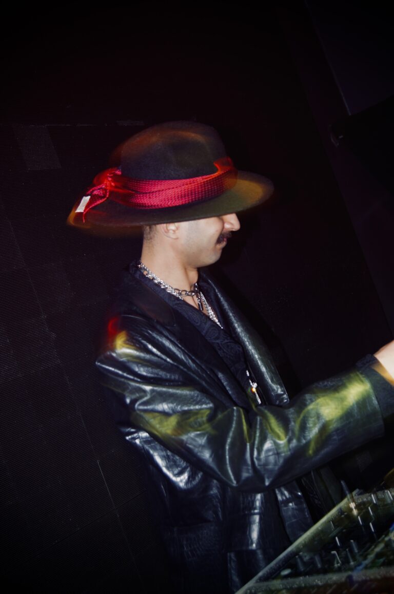 DJ de chapéu concentrado nos controles — Sad Baile Joker, Halloween em São Paulo, 17/10/2026