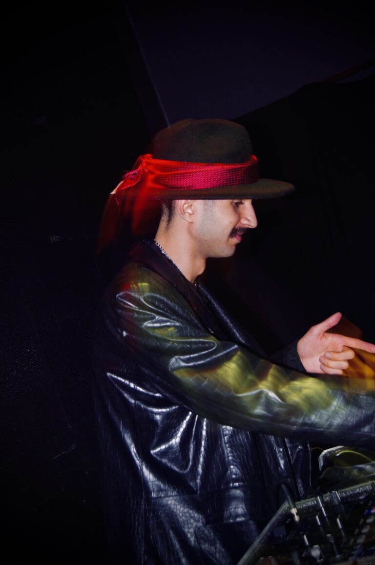 DJ de chapéu gesticula na cabine — Sad Baile Joker, Halloween em São Paulo, 17/10/2026