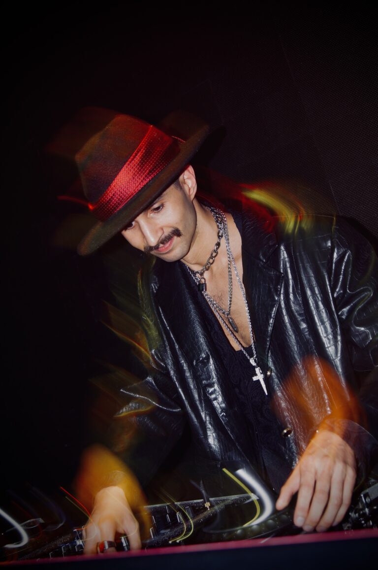 DJ de chapéu mixando em movimento — Sad Baile Joker, Halloween em São Paulo, 17/10/2026