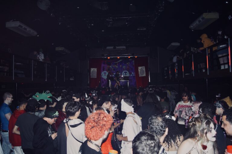 Pista lotada vista do fundo com o palco — Sad Baile Joker, Halloween em São Paulo, 17/10/2026