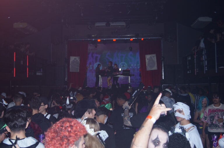 Galera fantasiada diante do palco iluminado — Sad Baile Joker, Halloween em São Paulo, 17/10/2026