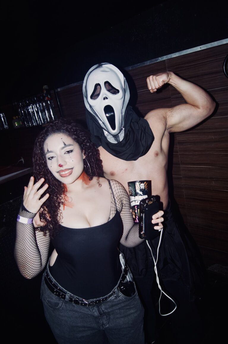 Garota de cabelo cacheado e Ghostface sem camisa — Sad Baile Joker, Halloween em São Paulo, 17/10/2026