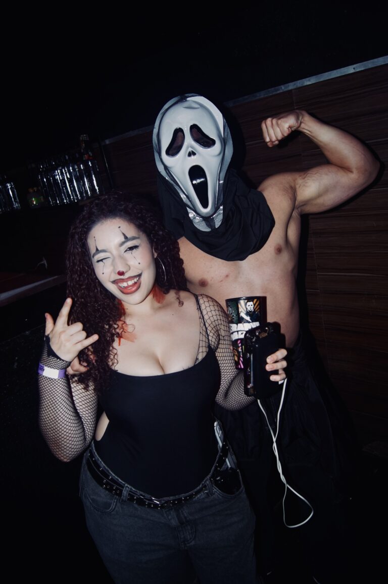 Ghostface faz pose de força com amiga — Sad Baile Joker, Halloween em São Paulo, 17/10/2026