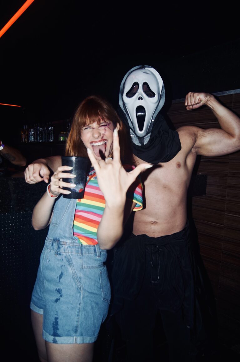 Garota de jardineira jeans e Ghostface — Sad Baile Joker, Halloween em São Paulo, 17/10/2026