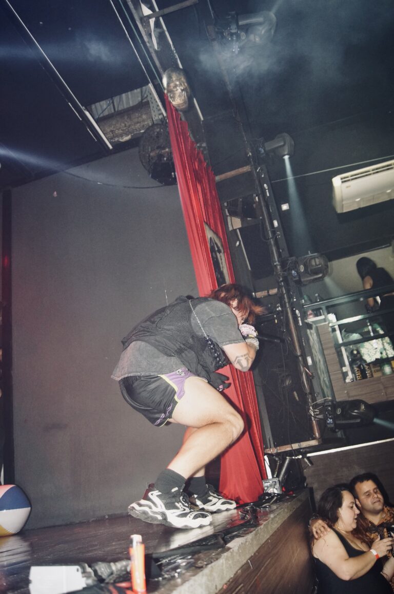 Artista se apoia na beira do palco — Sad Baile Joker, Halloween em São Paulo, 17/10/2026