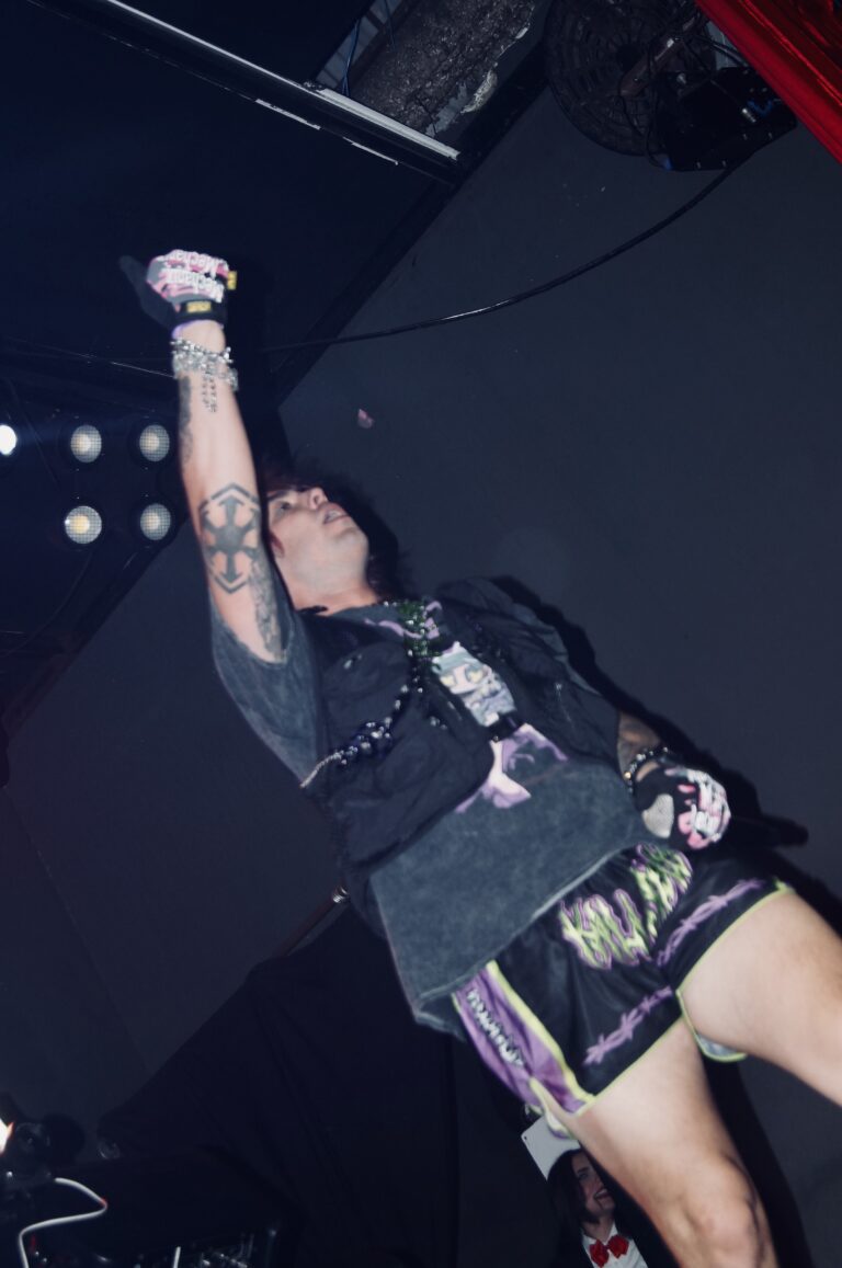 Artista de punho erguido no palco — Sad Baile Joker, Halloween em São Paulo, 17/10/2026