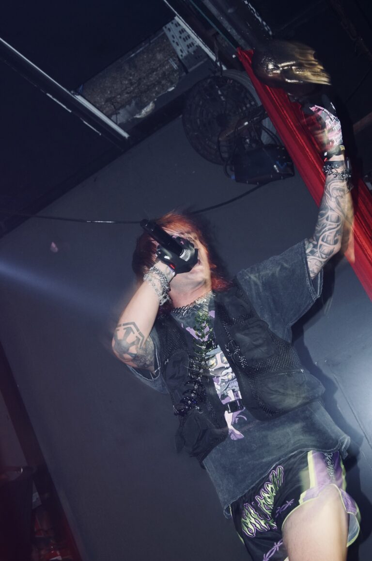 Artista de cabelo ruivo canta com as mãos no rosto — Sad Baile Joker, Halloween em São Paulo, 17/10/2026