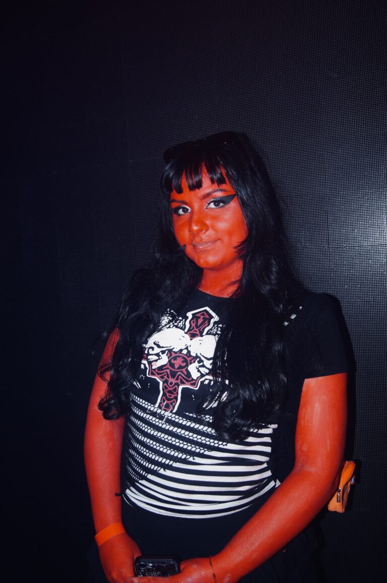 Garota de rosto pintado de laranja e blusa listrada — Sad Baile Joker, Halloween em São Paulo, 17/10/2026
